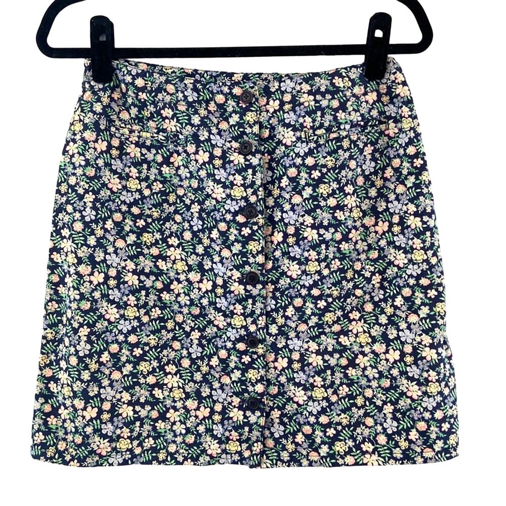Liz Claiborne Sport Floral Mini Skirt Tag says size 8.